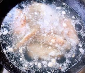 锅中烧开水放入猪蹄焯水去除杂质和油脂