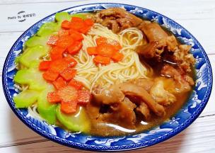 西兰花茎、胡萝卜花和猪蹄摆入碗中均匀的淋上汤汁就大功告成了