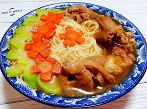 西兰花茎、胡萝卜花和猪蹄摆入碗中均匀的淋上汤汁就大功告成了