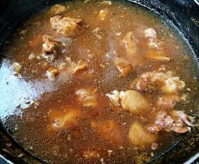 取出部分猪蹄和汤汁调味料蚝油去、一品鲜酱油、糖、盐、味精调味均匀即可