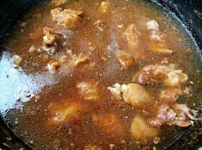 取出部分猪蹄和汤汁调味料蚝油去、一品鲜酱油、糖、盐、味精调味均匀即可