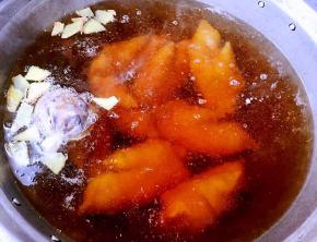 锅中重新倒入清水再放入猪蹄、姜片、调料包、糖、一品鲜酱油、蚝油、料酒大火炖30分钟再改中小火炖30分钟