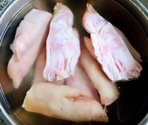 新鲜的猪蹄买回来用清水浸泡半小时再清洗干净