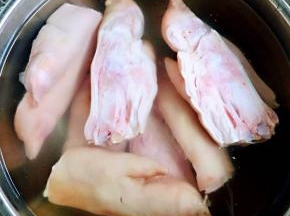 新鲜的猪蹄买回来用清水浸泡半小时再清洗干净