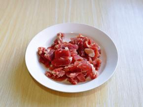 牛肉片洗干净放入盘中。(我买牛肉时请店家帮忙切的)