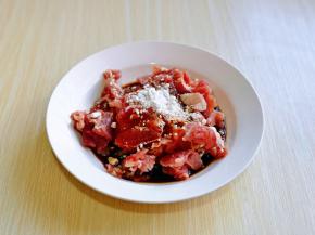 加入1勺料酒，生抽，番薯粉，戴上食品手套抓拌均匀。