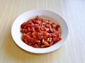 最后淋上少许食用油，再次抓拌均匀，腌制15分钟。