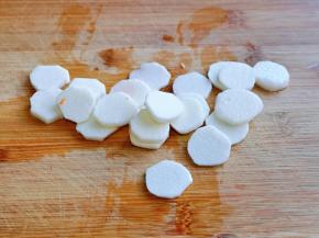 山药去皮洗干净切片。