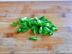 青椒洗干净，去根去籽，切小块。