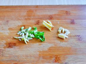 葱姜蒜去皮，切碎。