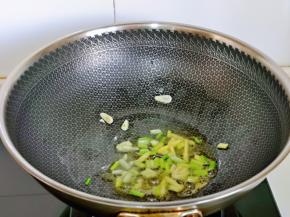 起油锅，加入切好的葱姜蒜炒香。