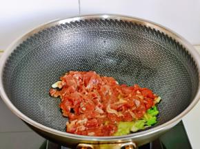 加入腌制好的牛肉煸炒。