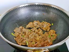 炒制变色盛出备用。