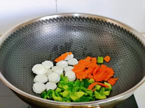 另起油锅，加入切好的山药，胡萝卜，青椒煸炒。