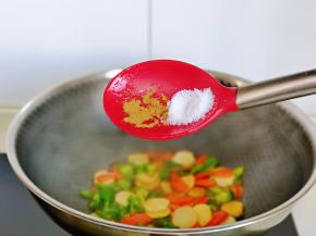 再按个人口味加入盐，十三香，1汤勺纯净水，把蔬菜炒熟。