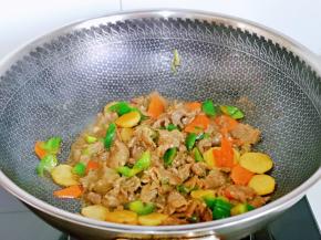 最后加入煸炒过的牛肉，快手翻炒均匀，关火出锅。