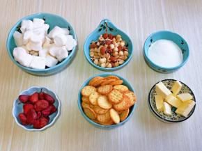 准备食材并称重。