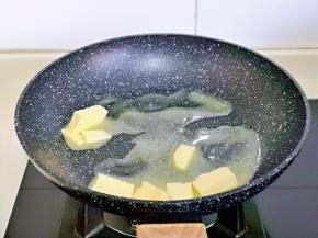 首先将黄油加入平底锅中，小火融化。