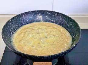 小火将棉花糖炒化。