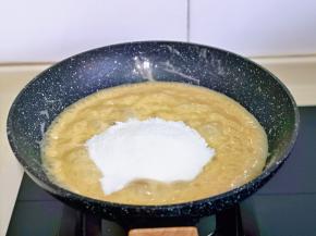 加入奶粉，翻炒均匀。