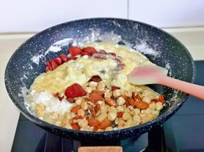 再加入草莓干，混合果仁翻炒。