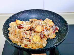 借助余温翻炒均匀。