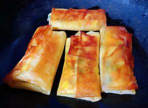 一面煎好翻至另一面煎至金黄色即可