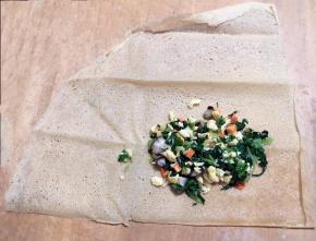 一个煎饼一分四分取出一份放入适量馅料