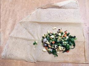 一个煎饼一分四分取出一份放入适量馅料