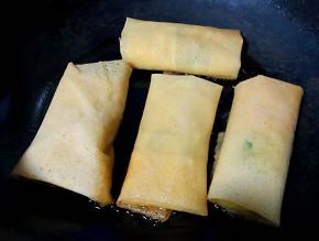 锅中倒入底油依次放入煎饼卷中小火煎至金黄色