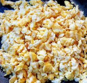 鸡蛋打散锅中倒入油加热炒至鸡蛋熟后将鸡蛋铲碎