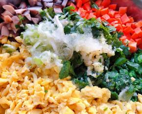 放入调味油、盐、味精拌匀入即可