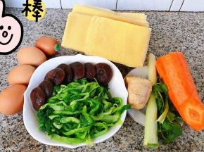 准备原材料煎饼、小白菜和香菇焯水后冷水过凉沥干水份、鸡蛋、胡萝卜、葱、姜、香菜
