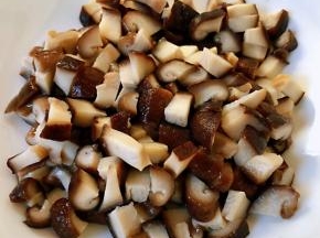 香菇切成粒状