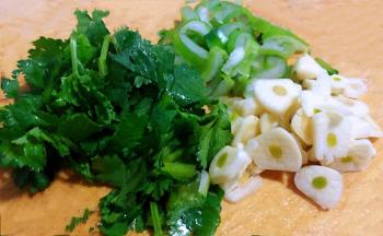 葱花、蒜、香菜切好备用