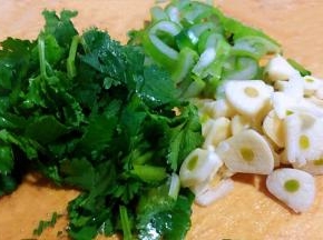 葱花、蒜、香菜切好备用