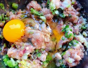 打入一个鸡蛋和肉馅一起顺时针拌匀