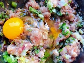打入一个鸡蛋和肉馅一起顺时针拌匀