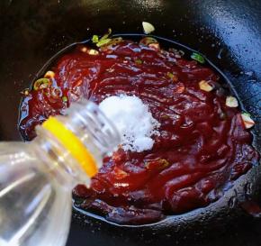 放入番茄酱、糖、醋炒匀