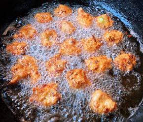 肉丸炸至金黄色漂浮起来即可捞出