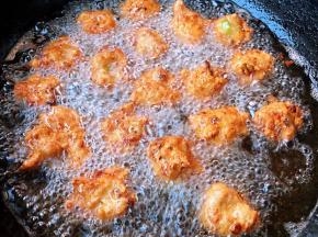 肉丸炸至金黄色漂浮起来即可捞出