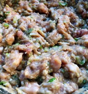 最后放入适量淀粉顺时针拌匀上劲即可