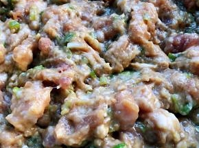 最后放入适量淀粉顺时针拌匀上劲即可