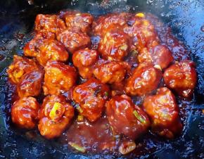 最后放入盐和味精调味均匀使每个肉丸均匀的裹上料汁即可出锅享用