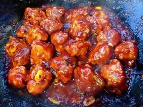 最后放入盐和味精调味均匀使每个肉丸均匀的裹上料汁即可出锅享用