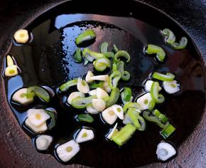 锅中倒入底油加热放入葱花和蒜末爆香