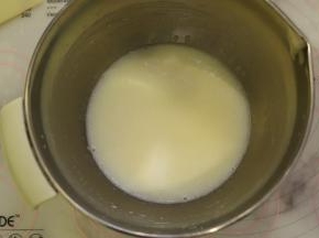 玉米油和牛奶用手动打蛋器混合乳化。