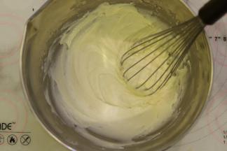 低粉筛入油奶混合物内，拌匀。