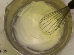 低粉筛入油奶混合物内，拌匀。