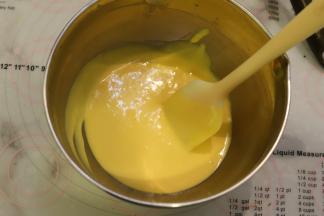 磕入蛋黄，拌至顺滑的蛋黄糊。